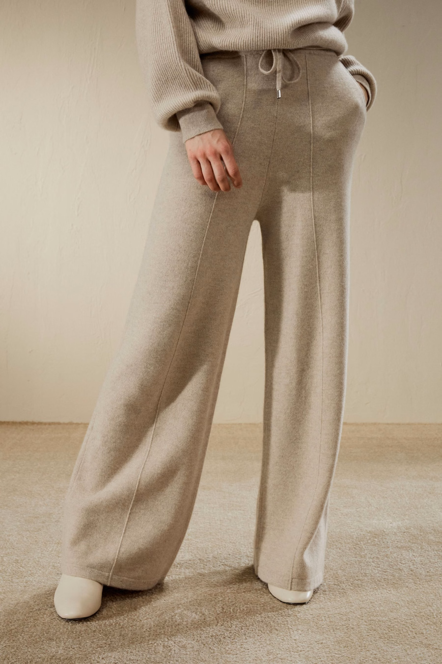 流れるカシミヤスウェットパンツ