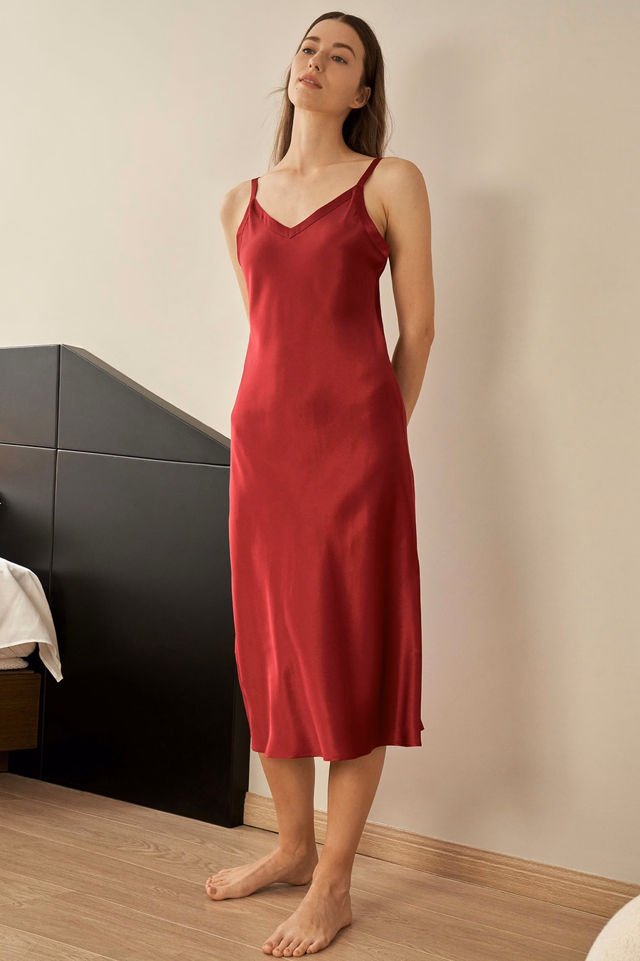 ロング&フィットしたシルクナイトガウン