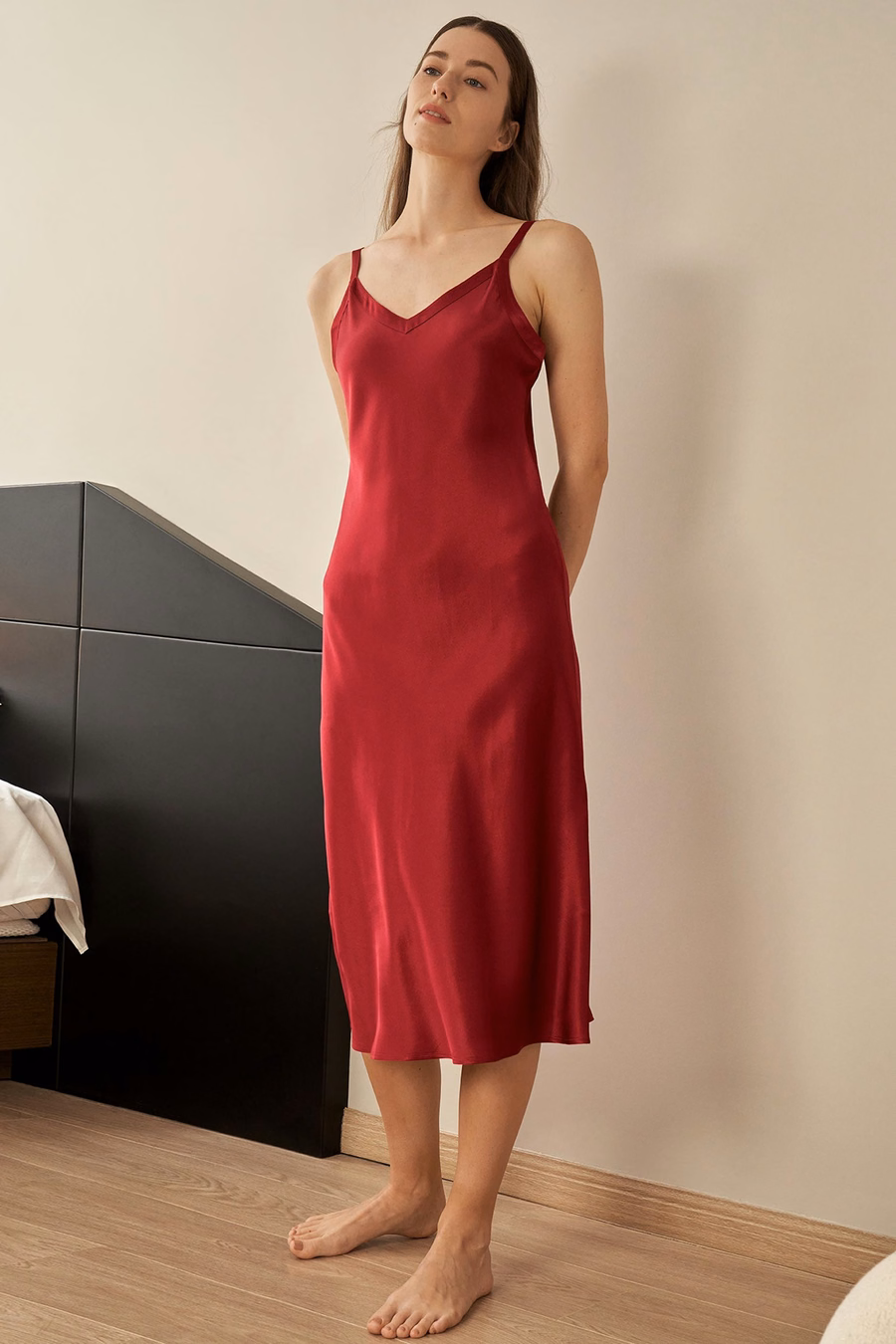 ロング&フィットしたシルクナイトガウン