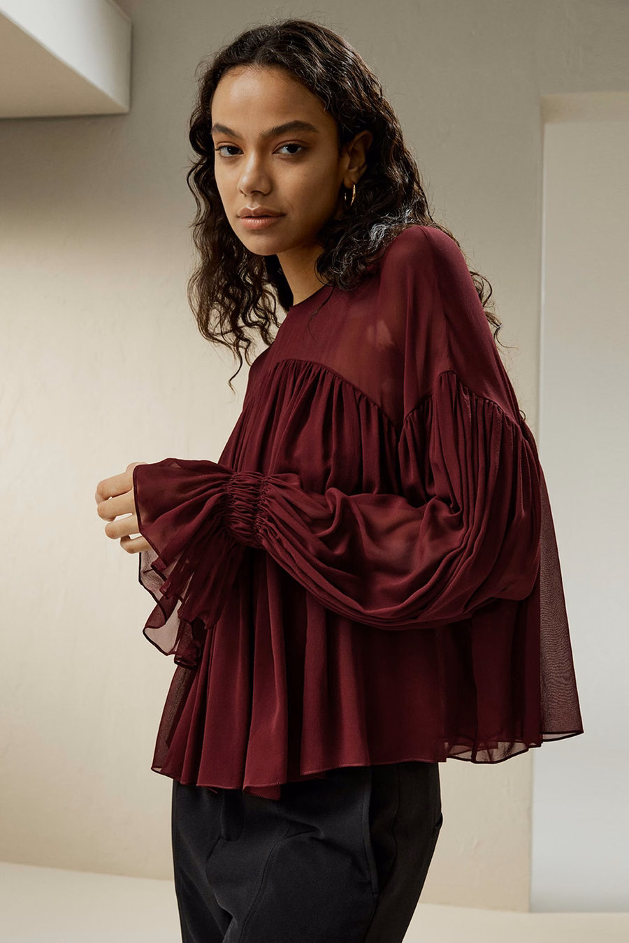 シアーショルダ ruffle シャツ